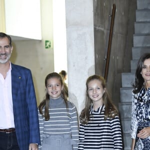 Le roi Felipe VI d'Espagne, l'infante Sofia, la princesse Leonor des Asturies et la reine Letizia lors du 10e jubilé de la fondation Princesse de Gérone à Barcelone le 5 novembre 2019.