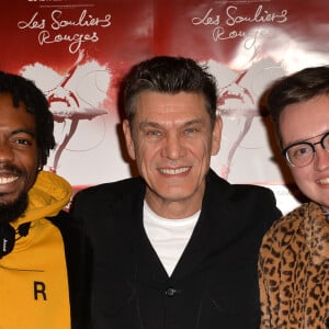 Marc Lavoine entre Ifè (The Voice 9) et Antoine Delie (The Voice 9) au photocall de la générale de presse du spectacle musicale "Les Souliers Rouges" aux Folies Bergères à Paris, France, le 4 février 2020. © Veeren/Bestimage