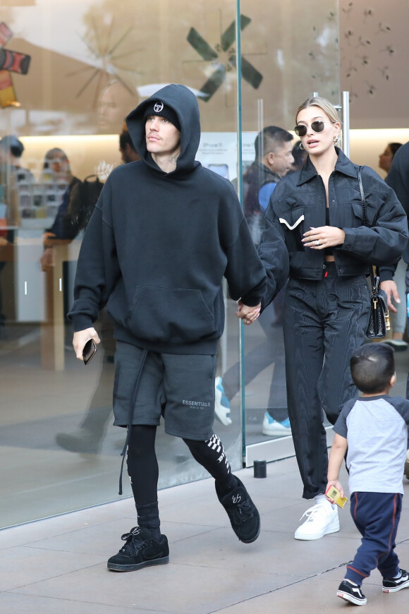 Justin Bieber et sa femme Hailey Bieber Baldwin (habillés tout en noir) sont allés faire du shopping au centre commercial "The Grove" à Los Angeles, le 11 janvier 202