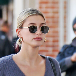 Hailey Baldwin-Bieber va chercher deux cafés à emporter pour elle et pour son mari, Justin à Los Angeles, le 4 février 2020.