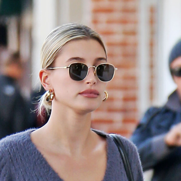 Hailey Baldwin-Bieber va chercher deux cafés à emporter pour elle et pour son mari, Justin à Los Angeles, le 4 février 2020.