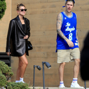 Justin Bieber, vêtu du maillot des Lakers en hommage à K. Bryant, et sa femme Hailey Baldwin-Bieber quittent le restaurant "Nobu" à Malibu, le 2 février 2020.