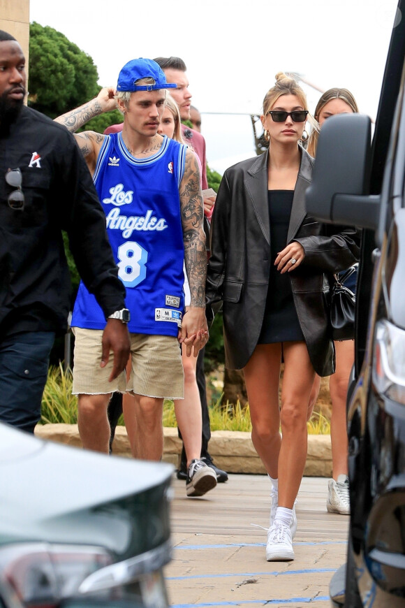 Justin Bieber, vêtu du maillot des Lakers en hommage à K. Bryant, et sa femme Hailey Baldwin-Bieber quittent le restaurant "Nobu" à Malibu, le 2 février 2020.