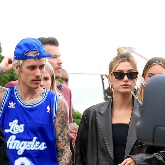 Justin Bieber, vêtu du maillot des Lakers en hommage à K. Bryant, et sa femme Hailey Baldwin-Bieber quittent le restaurant "Nobu" à Malibu, le 2 février 2020.