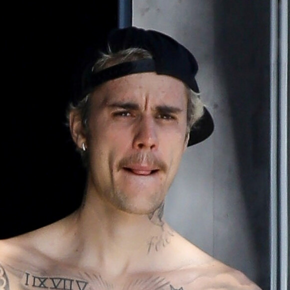 Justin Bieber exhibe ses tatouages et son torse nu devant la salle de sport Dogpound à West Hollywood le 28 janvier 2020.