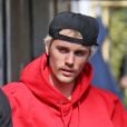 Justin Bieber est torse nu juste après son cours de gym à Los Angeles, le 28 janvier 2020. A la sortie, il porte un sweat à capuche rouge avec l'inscription "flâneur".