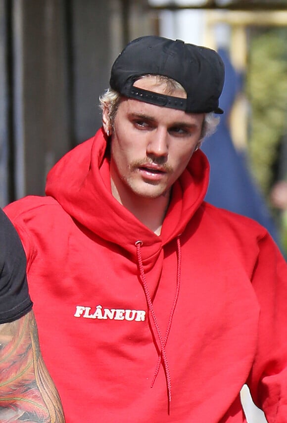 Justin Bieber est torse nu juste après son cours de gym à Los Angeles, le 28 janvier 2020. A la sortie, il porte un sweat à capuche rouge avec l'inscription "flâneur".