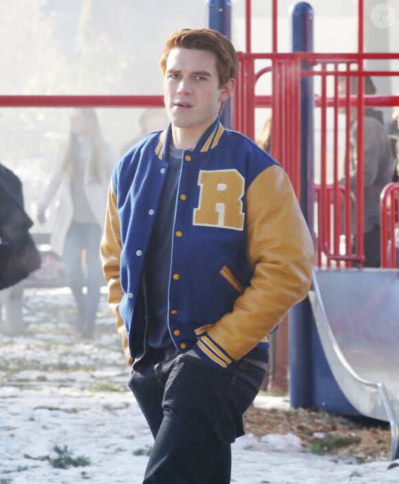 Exclusif - KJ Apa sur le tournage de la série "Riverdale" à Vancouver le 13 janvier 2017.