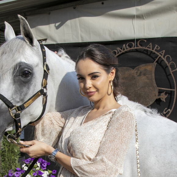 Exclusif - Nabilla Vergara, enceinte, en week end à Monaco, a fait un passage fort remarqué au Championnat du pur-sang arabe de la Méditerranée et des pays arabes au stade Rondelli à Menton le 23 juin 2019. En compagnie de son mari Thomas, elle a enfin pu affronter sa peur des chevaux en se laissant guidé par des amis saoudiens présents sur la compétition, et qui l'ont mise en présence d'une de leur jument. Jasmeenah et Nabilla ont fait connaissance pour ne plus se quitter. Prochaine étape après son accouchement, monter à cheval... Ce concours de haut niveau, placé cette année sous le thème du cheval vapeur, est devenu le rendez-vous incontournable des plus grands éleveurs de pur-sang arabes du monde entier et de tous les amoureux des chevaux de légende. © Patrick Varotto / Bestimage  No Web en Suisse / Belgique23/06/2019 - Menton