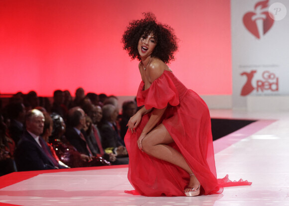 Jackie Cruz participe au défilé "Go Red For Women" de l'American Heart Association au Hammerstein Ballroom. New York, le 5 février 2020.