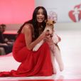 Rachel Smith et son chien King participent au défilé "Go Red For Women" de l'American Heart Association au Hammerstein Ballroom. New York, le 5 février 2020.
