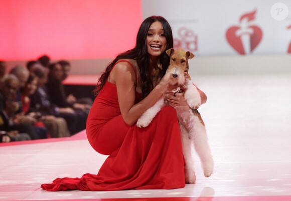 Rachel Smith et son chien King participent au défilé "Go Red For Women" de l'American Heart Association au Hammerstein Ballroom. New York, le 5 février 2020.