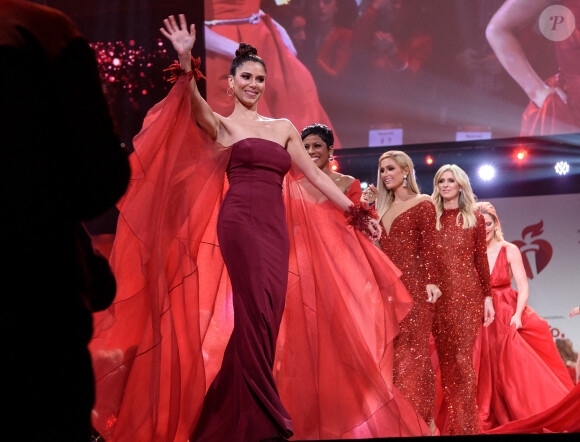 Roselyn Sanchez, Paris Hilton et Nicky Hilton participent au défilé "Go Red For Women" de l'American Heart Association au Hammerstein Ballroom. New York, le 5 février 2020.