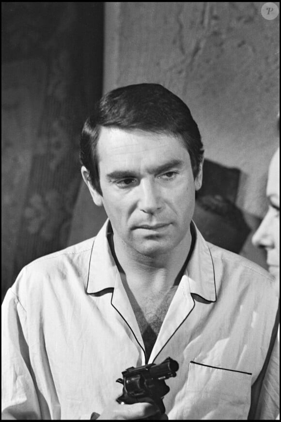 Robert Hossein sur le tournage du film "Les belles aux bois dormantes" en 1969.