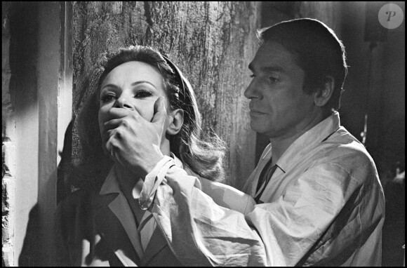 Robert Hossein sur le tournage du film "Les belles aux bois dormantes" en 1969.