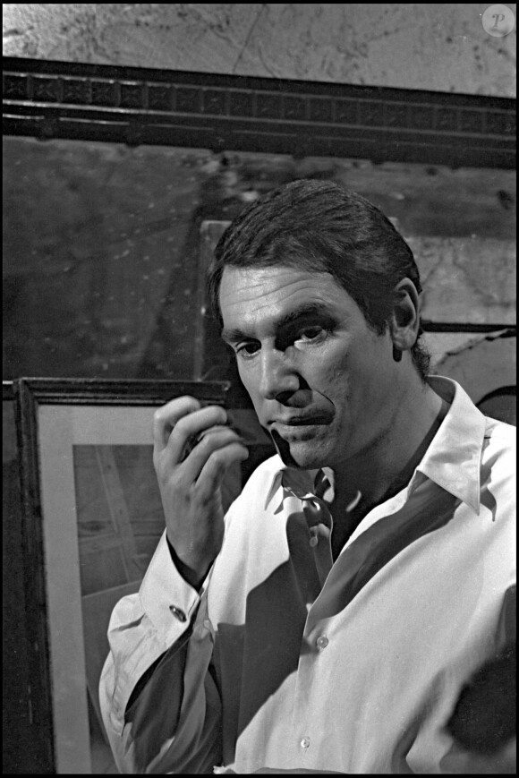 Robert Hossein sur le tournage du film "Les belles aux bois dormantes" en 1969.