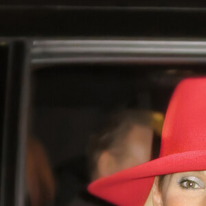 Exclusif - Celine Dion salue ses fans à la fenêtre du véhicule qui la transporte dans les rues de Toronto au Canada, 9 décembre 2019.