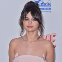 Selena Gomez : Robe rose et épaules nues pour applaudir son maquilleur