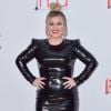 Kelly Clarkson assiste aux Hollywood Beauty Awards au "Taglyan Complex". Hollywood, Los Angeles, le 6 février 2020.