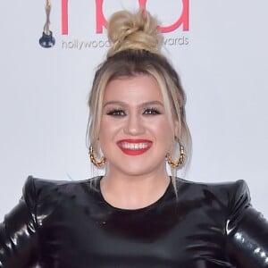 Kelly Clarkson assiste aux Hollywood Beauty Awards au "Taglyan Complex". Hollywood, Los Angeles, le 6 février 2020.
