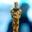 Une des 50 statuettes récompensant les gagnants de la 78ème cérémonie des Oscars est présentée le 5 mars 2006, à New York.