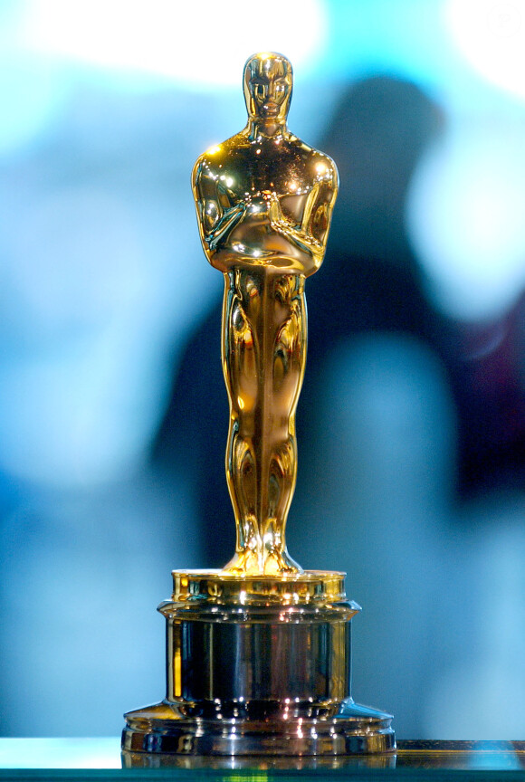 Une des 50 statuettes récompensant les gagnants de la 78ème cérémonie des Oscars est présentée le 5 mars 2006, à New York.