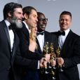 Anthony Katagas, Jeremy Kleiner, Dede Gardner, Steve McQueen and Brad Pitt posent avec leurs Oscars à la 86e cérémonie des Oscars à Los Angeles, le 2 mars 2014.