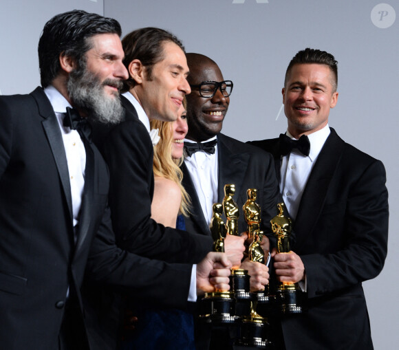 Anthony Katagas, Jeremy Kleiner, Dede Gardner, Steve McQueen and Brad Pitt posent avec leurs Oscars à la 86e cérémonie des Oscars à Los Angeles, le 2 mars 2014.