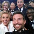 Ellen DeGeneres prend un selfie avec quelques acteurs lors de la 86e cérémonie des Oscars le 2 mars 2014, à Los Angeles.