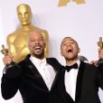 Common and John Legend posent avec leurs Oscars pendant la 87e cérémonie qui a eu lieu le 22 février 2015 à Los Angeles.