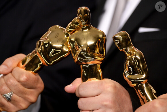 Les statuettes des Oscars tenues par les gagnants le 22 février 2015, à Los Angeles.