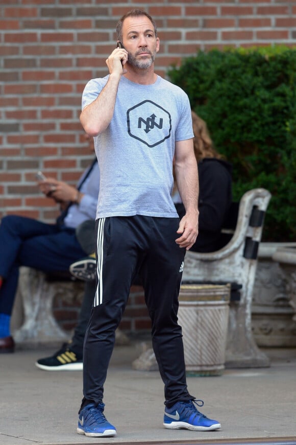 Exclusif - Bryan Callen au téléphone devant l'hôtel Bowery à New York, le 14 2019.