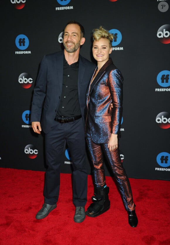 Bryan Callen avec AJ Michalka en mai 2018 à New York pour la présentation de Schooled, spin off de la sitcom The Goldbergs.