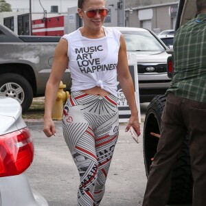 Jennifer Lopez dans la rue à Miami le 6 février 2020.