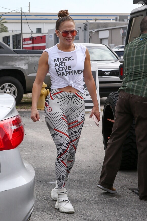 Jennifer Lopez dans la rue à Miami le 6 février 2020.