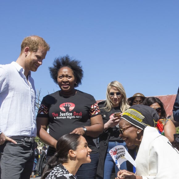 Le prince Harry, duc de Sussex, et Meghan Markle, duchesse de Sussex, entament leur première journée de voyage en Afrique du Sud lors d'une visite à Nyanga au Cap, Afrique du Sud, le 23 septembre 2019.