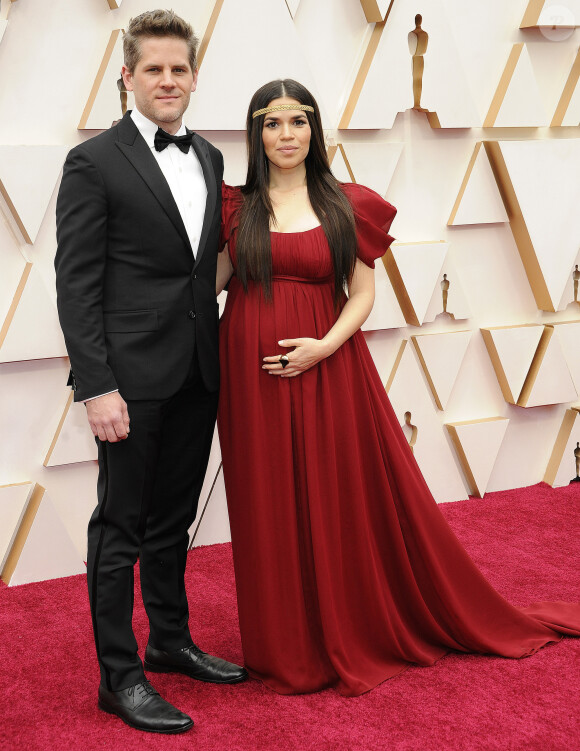 Ryan Piers Williams et sa femme America Ferrera (enceinte) lors du photocall des arrivées de la 92ème cérémonie des Oscars 2019 au Hollywood and Highland à Los Angeles, Californie, Etats-Unis, le 9 février 2020.