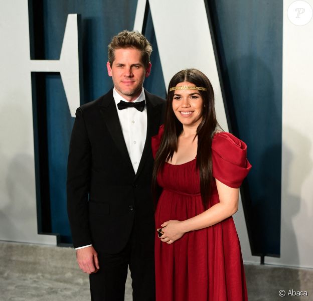 Ryan Piers Williams et America Ferrera (enceinte) lors du photocall des arrivées de la 92ème cérémonie des Oscars 2019 au Hollywood and Highland à Los Angeles, Californie, Etats-Unis, le 9 février 2020.