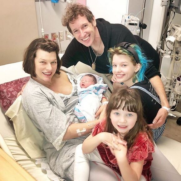 Milla Jovovich, son mari Paul W.S. Anderson et leurs trois enfants Ever Gabo, Dashiel Edan et Osian. Février 2020.