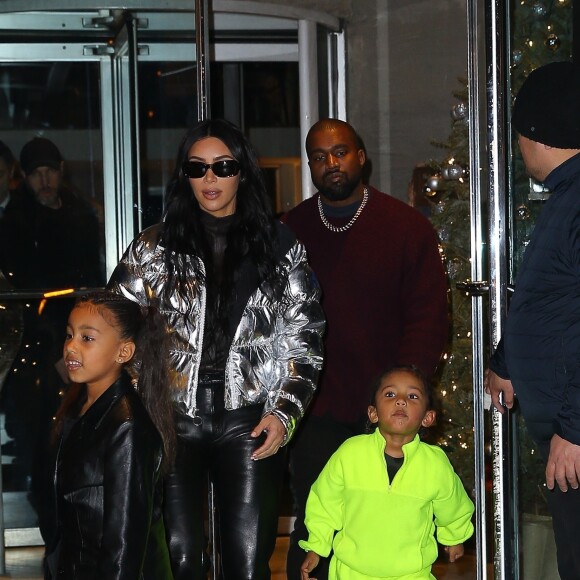 Kim Kardashian, son mari Kanye West et leurs enfants North et Saint - La famille Kardashian West l'hôtel Ritz-Carlton après avoir dîné dans le restaurant Milos à New York, le 21 décembre 2019.