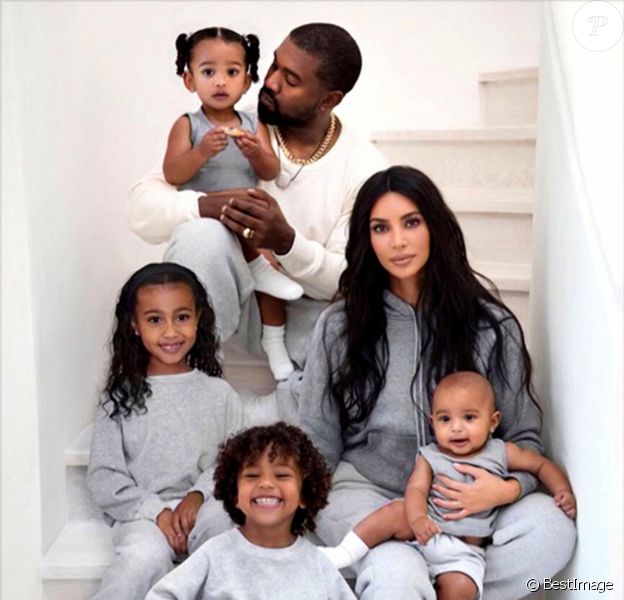 Illustration carte de noël famille Kardashian - Kim Kardashian sur le plateau de l'émission Ellen DeGeneres à Los Angeles, le 17 décembre 2019