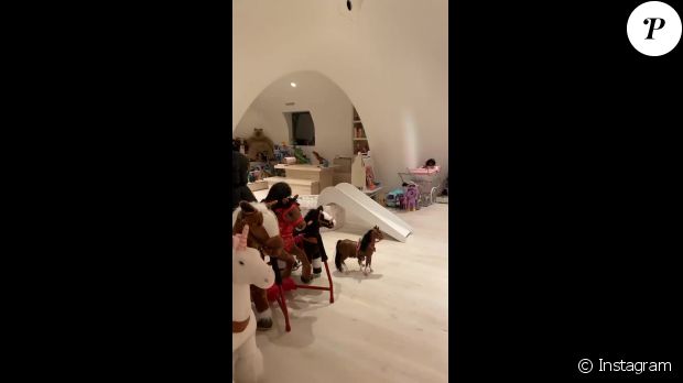 Kim Kardashian dévoile l&#039;aire de jeux de ses enfants dans de rares images de sa maison, le 12 février 2020 sur Instagram.
