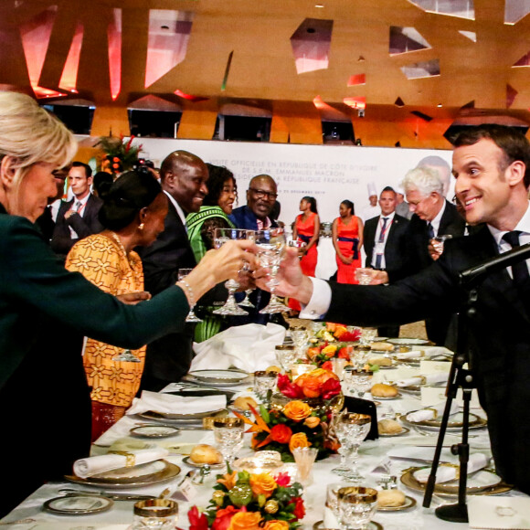 Brigitte Macron, Première dame et son mari Emmanuel Macron, président de la République française - Déplacement en Côte d'Ivoire - Dîner d'Etat offert par le président de la République de Côte d'Ivoire et sa femme en l'honneur du président de la République française et sa femme au Sofitel Hôtel Ivoire à Abidjan le 21 décembre 2019. © Dominique Jacovides / Bestimage