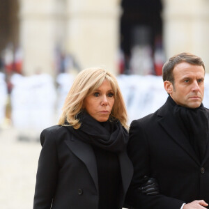 Le président Emmanuel Macron et sa femme Brigitte Macron - Hommage national rendu aux treize militaires morts pour la France en opérations extérieures, dans la cour de l'Hôtel national des Invalides à Paris, le 2 décembre 2019. © Jacques Witt / Pool / Bestimage