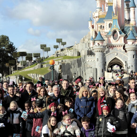 Claudio Capéo, Vianney (Vianney Bureau), Didier Deschamps, parrain de l'Opération Pièces Jaunes 2020, Jean-Luc Reichmann, la Première Dame Brigitte Macron, présidente de la Fondation Hôpitaux de Paris – Hôpitaux de France, Natacha Rafalski, présidente de Disneyland Paris, Joyce Jonathan et des enfants hospitalisés avec la Fondation Hôpitaux de Paris – Hôpitaux de France Disneyland Paris a accueilli 300 enfants hospitalisés avec la Fondation Hôpitaux de Paris – Hôpitaux de France pour une journée inoubliable en compagnie de la Première Dame et présidente de la Fondation Hôpitaux de Paris – Hôpitaux de France, le parrain de l'Opération Pièces Jaunes 2020, la présidente de Disneyland Paris et d'autre personnalités à Marne-la-Vallée, France, le 29 janvier 2020. © Dominique Jacovides/Bestimage