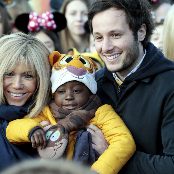 La première Dame Brigitte Macron, présidente de la Fondation Hôpitaux de Paris – Hôpitaux de France, Vianney (Vianney Bureau) Disneyland Paris a accueilli 300 enfants hospitalisés avec la Fondation Hôpitaux de Paris – Hôpitaux de France pour une journée inoubliable en compagnie de la Première Dame et présidente de la Fondation Hôpitaux de Paris – Hôpitaux de France, le parrain de l'Opération Pièces Jaunes 2020, la présidente de Disneyland Paris et d'autre personnalités à Marne-la-Vallée, France, le 29 janvier 2020. © Dominique Jacovides/Bestimage