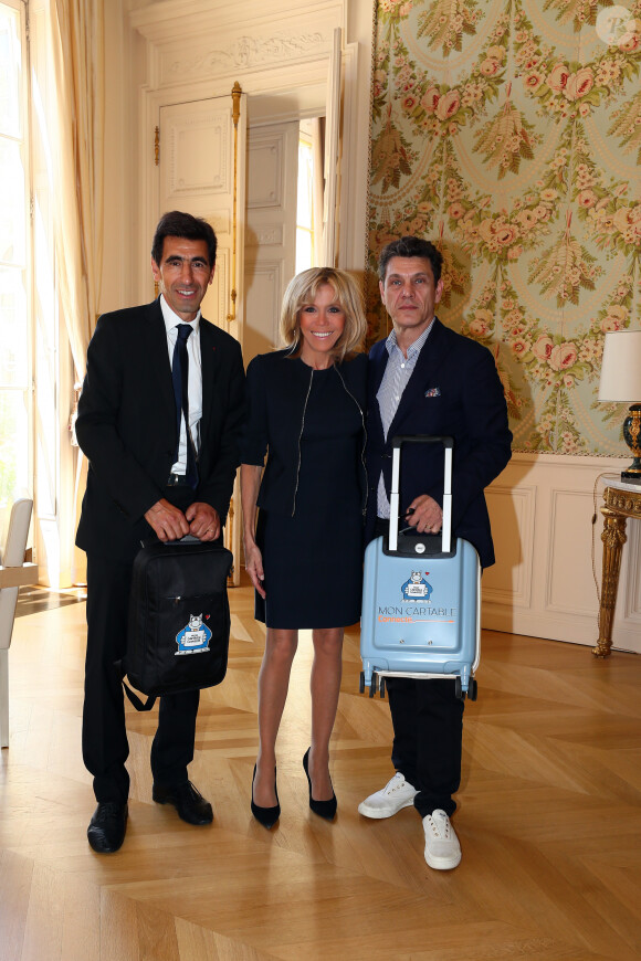 Exclusif - La Première dame Brigitte Macron (Trogneux) reçoit Marc Lavoine et Abdel Aissou pour un déjeuner de travail pour présenter "Mon Cartable Connecté" au palais de Elysée à Paris, France, le 12 juillet 2017.  © Sébastien Valiela/Bestimage