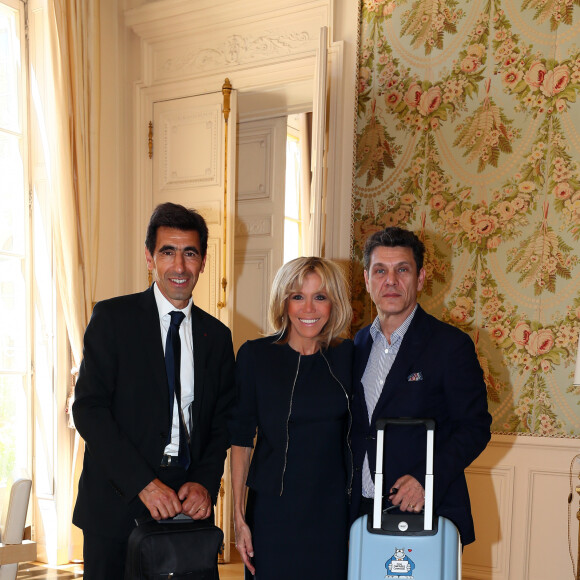 Exclusif - La Première dame Brigitte Macron (Trogneux) reçoit Marc Lavoine et Abdel Aissou pour un déjeuner de travail pour présenter "Mon Cartable Connecté" au palais de Elysée à Paris, France, le 12 juillet 2017.  © Sébastien Valiela/Bestimage