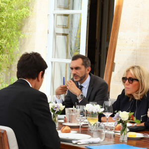 Exclusif - La Première dame Brigitte Macron (Trogneux) reçoit Marc Lavoine et Abdel Aissou pour un déjeuner de travail pour présenter "Mon Cartable Connecté" au palais de Elysée à Paris, France, le 12 juillet 2017. © Sébastien Valiela / Bestimage