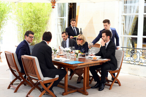 Exclusif - La Première dame Brigitte Macron (Trogneux) reçoit Marc Lavoine et Abdel Aissou pour un déjeuner de travail pour présenter "Mon Cartable Connecté" au palais de Elysée à Paris, France, le 12 juillet 2017. © Sébastien Valiela / Bestimage